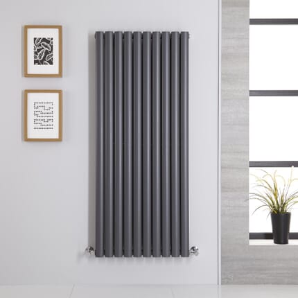 Radiatore di Design Verticale Antracite - 1400mm x 590mm - Pannello Doppio - Revive