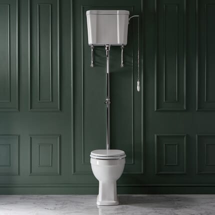 Sanitario Tradizionale Altezza Comfort con Cassetta e Sedile Bianco - Scelta di Finitura della Leva di Scarico - Richmond