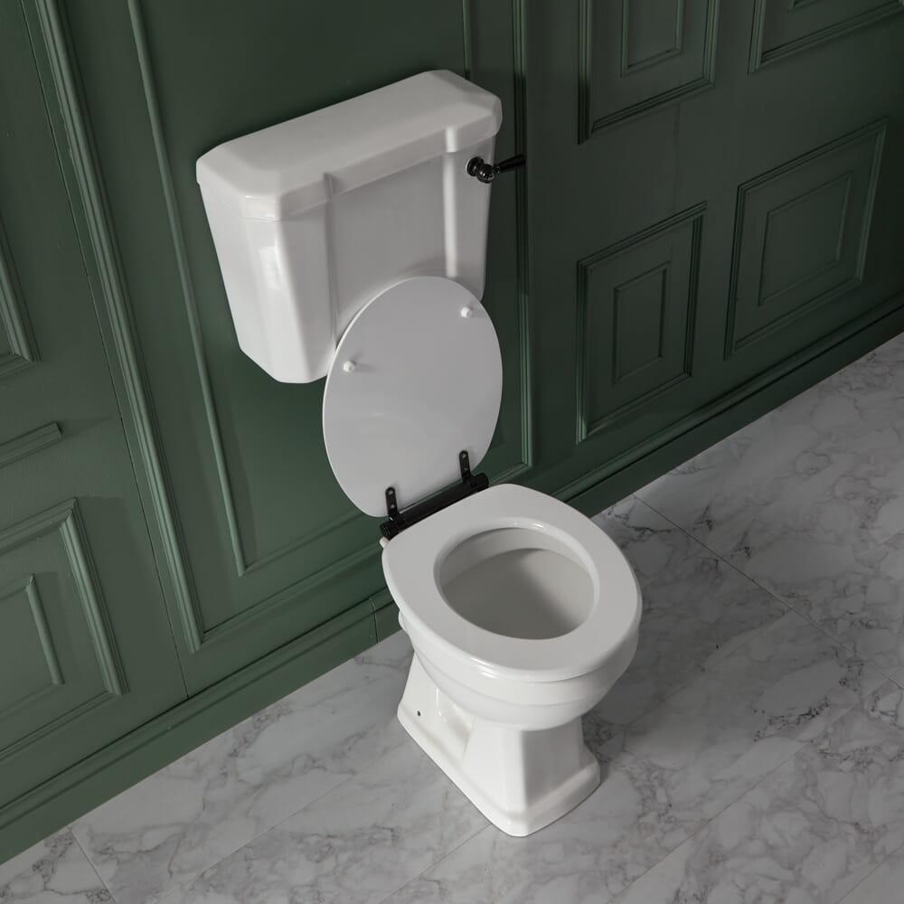 Sanitario Tradizionale Altezza Comfort con Cassetta e Sedile Bianco - Scelta di Finitura del Kit di Scarico - Richmond