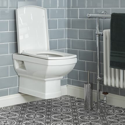 Sanitario Tradizionale Sospeso Completo di Sedile con Chiusura Ammortizzata - Chester