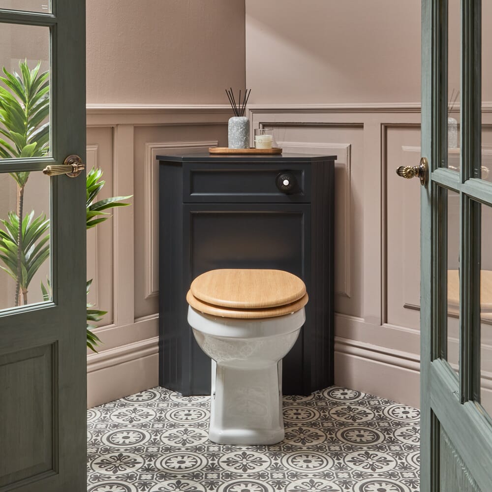 Mobile WC Angolare in Bianco Antico con Sanitario a Filo Muro Richmond - Scelta di Finiture e Sedile - Thornton