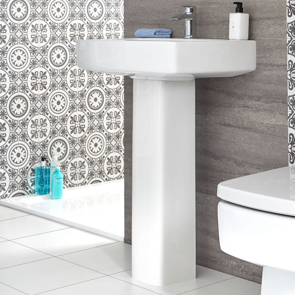 Set Bagno Moderno Completo di Vasca Standard, Sanitario Filo Parete e Lavabo con Colonna - Sandford