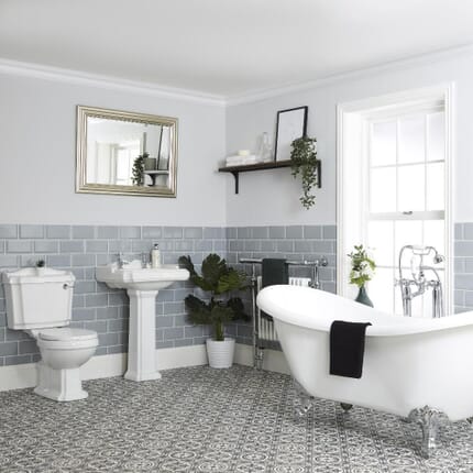Set Bagno Tradizionale Completo di Vasca Freestanding, Lavabo e Sanitario - Regent