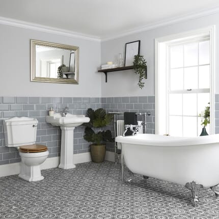 Set Bagno Tradizionale Completo di Vasca Freestanding, Sanitario WC Monoblocco e Lavabo su Colonna - Legend