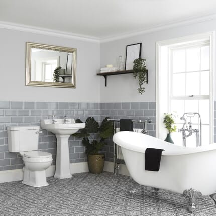 Set Bagno Tradizionale Completo di Vasca Freestanding, Sanitario WC e Lavabo su Colonna - Richmond