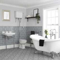 Set Bagno Tradizionale Completo di Vasca Freestanding, Sanitario con Cassetta Alta e Lavabo con Consolle - Richmond