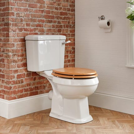 Sanitario in Stile Classico con Cassetta di Scarico e Sedile Color Rovere - Richmond