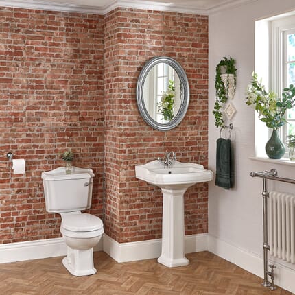 Set Bagno Completo di Lavabo Monoforo su Colonna in Stile Classico Completo di Sanitario e Cassetta in Ceramica Bianca e Copriwater - Regent
