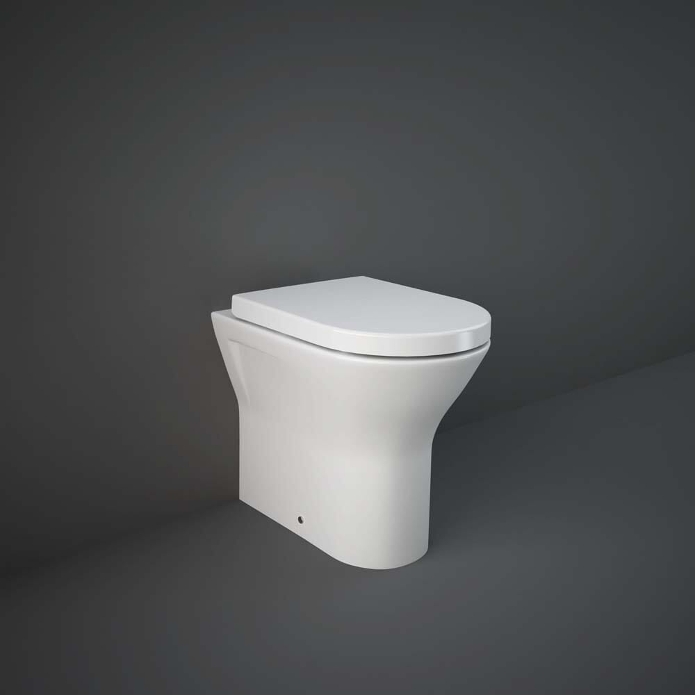 Sanitario WC a Parete senza Brida con Sedile Ammortizzato e Altezza Comfort - Bianco Lucido - Hudson Reed x RAK Resort