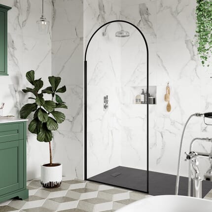 Cabina Doccia Walk In con Parete Nera ad Arco e Piatto Doccia Effetto Ardesia - Disponibile in Diverse Misure - Hudson Reed