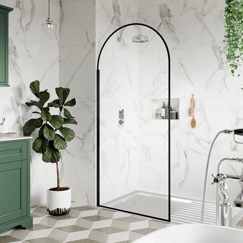 Cabina Doccia Walk In con Parete Nera ad Arco e Piatto Doccia - Disponibile in Diverse Misure - Hudson Reed