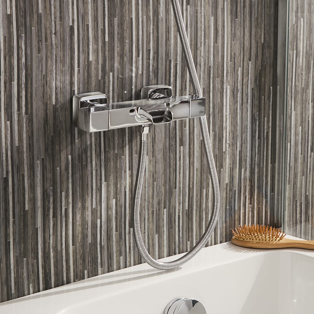 Miscelatore Quadrato Termostatico a Barra con Erogatore per Vasca - Scelta della Finitura - Tolima