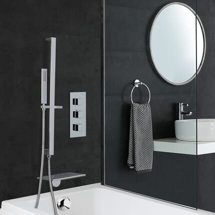 Kit Doccia con Miscelatore Doccia Termostatico Quadrato Triplo Cromato a 2 Vie con Erogatore per Vasca con Effetto a Cascata e Kit con Asta Saliscendi e Doccetta - Kubix