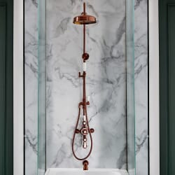 Hudson Reed Elizabeth - Colonna Doccia Tradizionale con Miscelatore Termostatico ed Erogatore per Vasca a 3 Vie con Soffione Doccia, Doccetta ed Erogatore per Vasca Murale - Rame Satinato